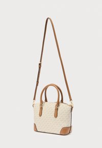 Τσάντα tote από κρεμ ύφασμα με λεπτό μοτίβο λογότυπου, καφέ δερμάτινες λεπτομέρειες, δομημένο σχήμα, διπλές λαβές και αφαιρούμενο ρυθμιζόμενο λουρί ώμου.