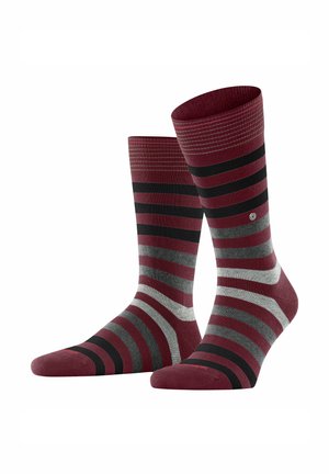Une paire de chaussettes montantes avec des rayures horizontales bordeaux, noires, grises et gris clair, présentées sur un fond blanc.