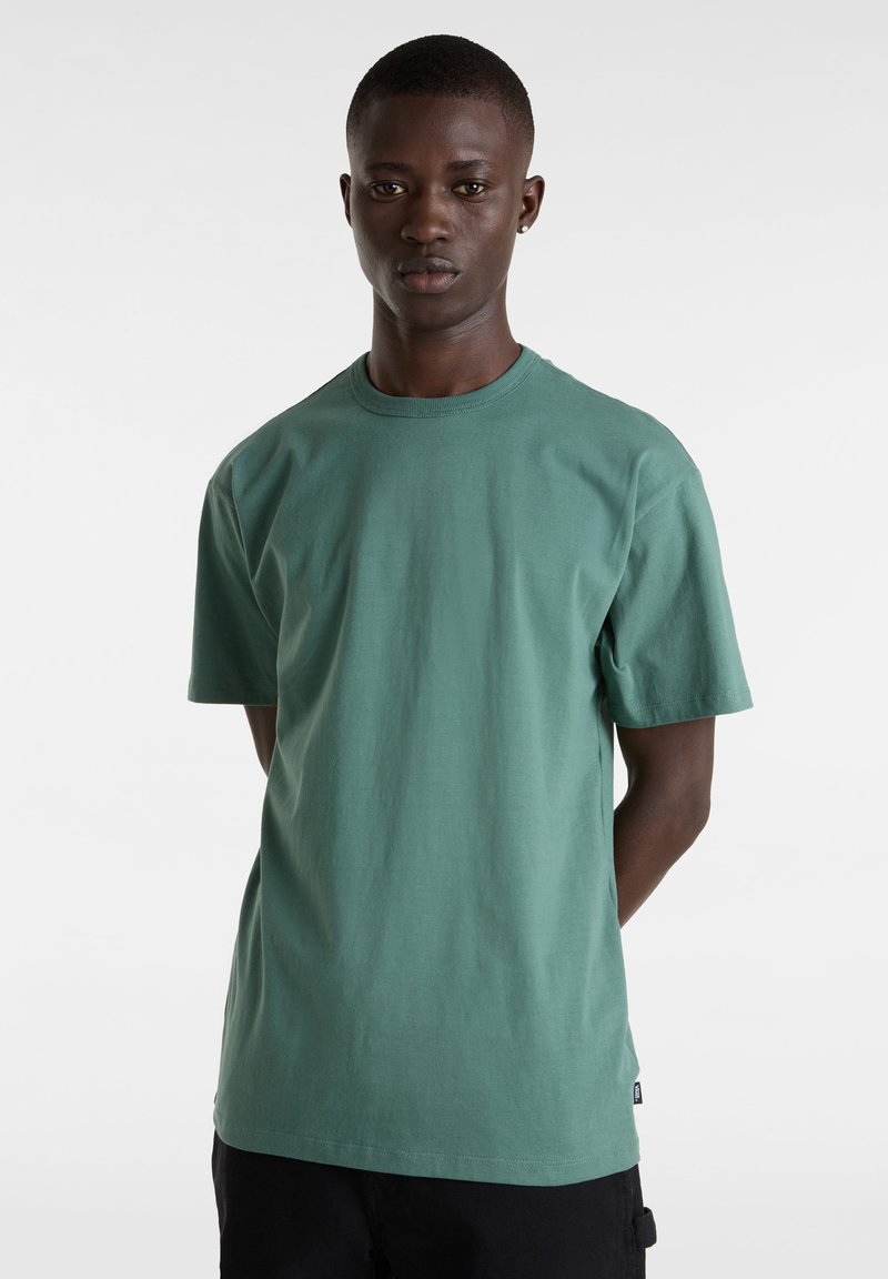 Hellgrünes Baumwoll-T-Shirt mit Rundhalsausschnitt, kurzen Ärmeln und geradem Saum. Verfügt über ein kleines Etikett in der unteren linken Ecke.