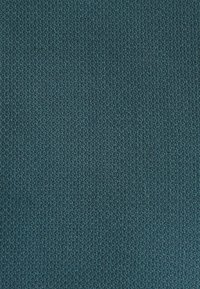 Texturiertes türkisfarbenes Gewebe mit einem eng gewebten Muster, das eine leicht glänzende Oberfläche und eine gleichmäßige Farbe aufweist, geeignet für Polsterungen.