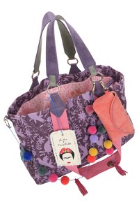 Grote paarse tas met bloemenpatroon, roze accenten en gekleurde pompons. Het interieur heeft een roze voering met een subtiele print.