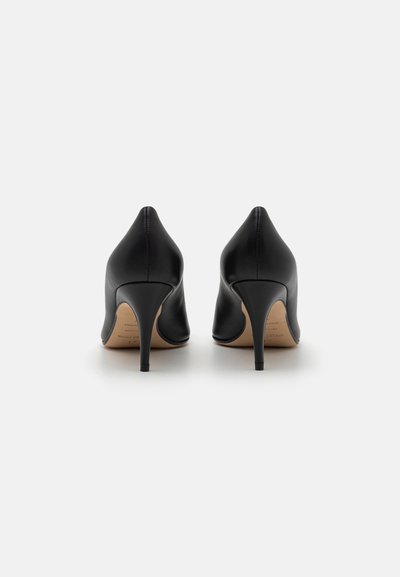 Melnas ādas augstpapēžu kurpes ar smailu purngalu un šauru stiletto papēdi. Gluda tekstūra un minimālisma dizains bez rotājumiem.