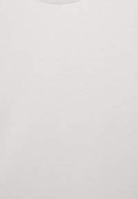 Mur blanc uni et lisse sans objets, personnes ou caractéristiques visibles.