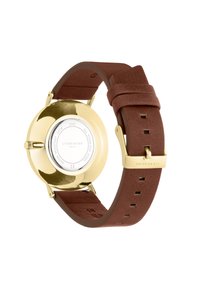 Een bruine leren strapwatch met een ronde, gouden roestvrijstalen kast, voorzien van een reflecterende zilveren achterkant en merkgravure.