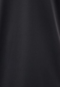 Tissu noir avec une texture lisse, présentant une finition mate et sans motifs ni embellissements visibles. Plat, léger et flexible.