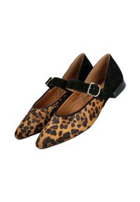 Bailarinas con estampado de leopardo y punta afilada, detalles en ante negro y una correa de tobillo con hebilla de metal. Tacón plano; diseño de textura de estampado animal.