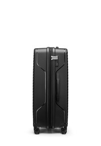 Černý tvrdý kufr s texturovaným povrchem, bočním madlem, kombinovaným zámkem a čtyřmi černými koly pro snadnou manipulaci.