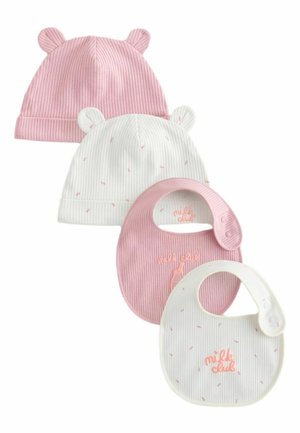 Du ribotu kūdikių kepuraitės su ausytėmis, viena rožinė, kita balta su rožiniais taškeliais, derančios rožinės ir baltos spalvos seilinukės su užrašu „milk club".