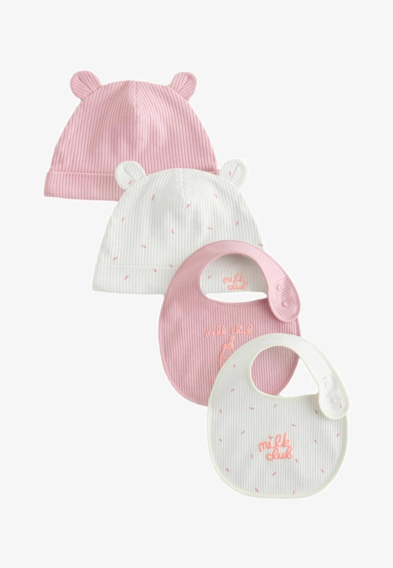 Deux bonnets bébé côtelés avec oreilles, un rose et un blanc avec éclaboussures roses, accompagnés de bavoirs assortis rose et blanc avec le texte « milk club ».