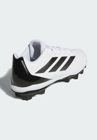 Bijela nogometna kopačka s crnim detaljima, koja ima teksturirani gornji dio, tri crne pruge i odvojive crne tiple za bolju trakciju.