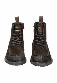 Botas de tobillo de cuero marrón con parte superior de ante, puntera redonda, cordones en la parte delantera y un asa de tirado en la parte superior. Presenta acentos texturizados y una suela de goma resistente.