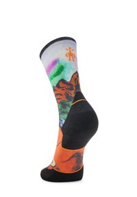 Bunte Socke mit einem Berglandschaftsdesign, Farbverläufen in Grün und Lila sowie einem schwarzen Fersen- und Zehenbereich.