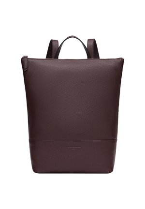 Sac à dos en cuir bourgogne foncé avec une surface texturée, forme rectangulaire, deux poignées supérieures et un design minimaliste, comportant un branding subtil.