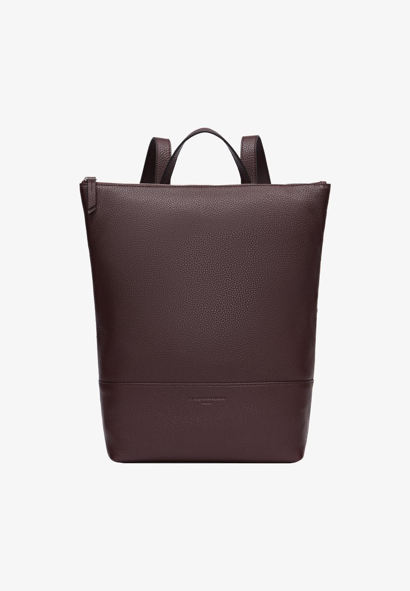 Sac à dos en cuir bourgogne foncé avec une surface texturée, forme rectangulaire, deux poignées supérieures et un design minimaliste, comportant un branding subtil.