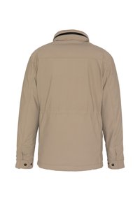 Giacca soft-shell beige con colletto alto, cuciture visibili e bottoni a pressione sui polsini. Presenta un design pulito e semplice senza decorazioni.