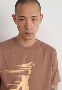 Jordan CREW - Apdrukāts T-krekls - archaeo brown/orange chalk/orange chalk