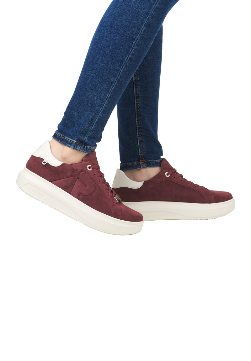 Baskets en cuir suédé bordeaux avec semelles en caoutchouc blanc, dotées de lacets ronds, d'un bout arrondi et d'un logo discret sur le côté.