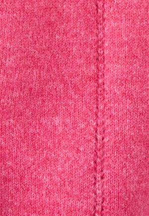 Heldere roze gebreide stof met een zachte textuur en subtiele schaduwvariaties. Bevat een centrale naad met zichtbare stiksels.