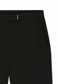 Sorte skræddersyede bukser i glat stof med lige snit, to sidelommer og en elegant metallisk detalje på linningen.