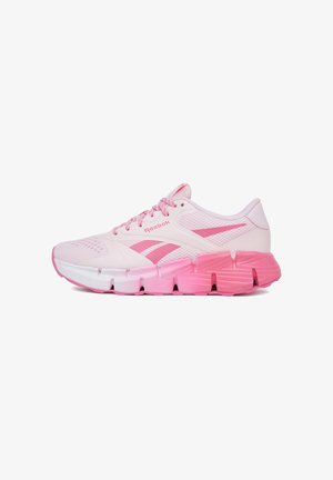 Buty sportowe Reebok z lekką siateczkową cholewką w kolorze białym i jasnoróżowym, z grubą różową podeszwą i kontrastowymi sznurowadłami zapewniającymi pewne dopasowanie.
