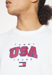 Tommy Jeans MODERN SPORT USA TEE - Marškinėliai su spaudiniu - white