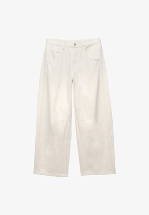 Witte denim broek met brede pijpen en hoge taille, voorzakken en zichtbare stiksels. De stof heeft een gladde textuur en een gestructureerde vorm.
