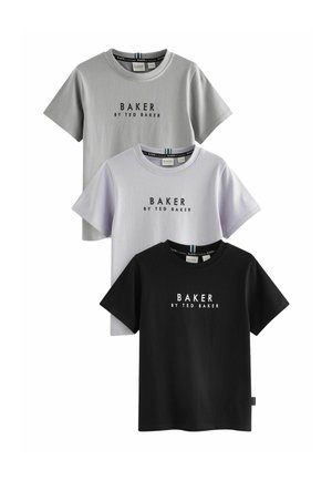 Kolme puuvillapaitaa: vaaleanharmaa, laventeli ja musta, jokainen esittelee "BAKER by TED BAKER" -tekstin rohkealla fontilla etupuolella.