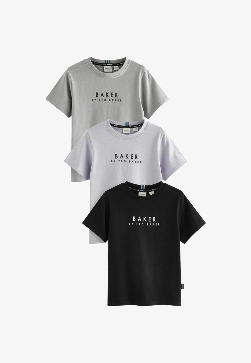 Trys medvilnės marškinėliai: šviesiai pilki, levandų ir juodi, kiekvieni su užrašu "BAKER by TED BAKER" drąsiu šriftu per priekinę dalį.