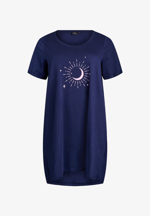 Donkerblauwe jurk met korte mouwen en ronde hals, met een roze halvemaan en sterburstontwerp op de borst.