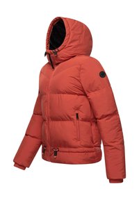 Veste rembourrée rouge avec capuche, présentant un zip sur le devant, deux poches latérales et des accents en matériel noir. Le tissu semble lisse et isolant.