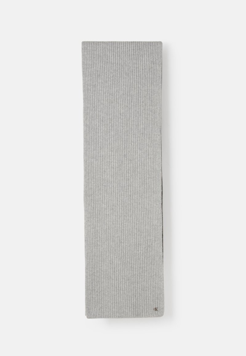 Γκρίζο ριγέ κασκόλ από μαλακό υλικό, με μακρύ ορθογώνιο σχήμα και διακριτό λογότυπο της μάρκας στην άκρη.