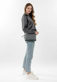 SURI FREY UMHÄNGE DEBBY - Borsa a tracolla - darkgrey