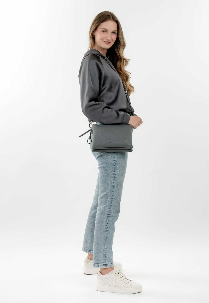 SURI FREY UMHÄNGE DEBBY - Borsa a tracolla - darkgrey
