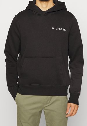 Sudadera negra con bolsillo frontal y el logo "HILFIGER" en blanco. Presenta una textura suave, capucha con cordón y puños de canalé.
