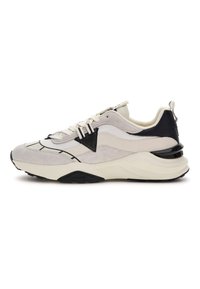 Grijze en witte sneaker met een combinatie van mesh en suède materialen, met een zwarte accent en een dikke witte zool. Triangle-logo aanwezig.