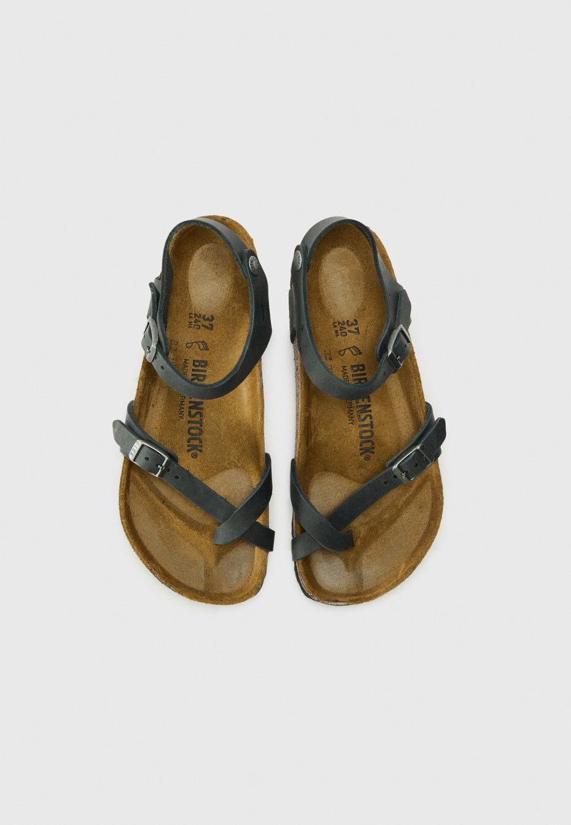 Schwarze Leder-Sandalen mit Korkfußbett, ausgestattet mit verstellbaren Riemen und Schnallen. Überkreuztes Riemendesign mit strukturierten Oberflächen.