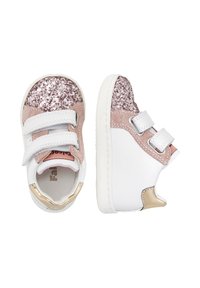 Sneakers in pelle con parte anteriore glitter dorata e rosa, lati bianchi e cinturini in Velcro regolabili. Presenta un accento dorato sul tallone.