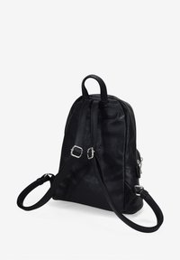 Mochila de cuero negro con correas ajustables, un diseño en la parte superior redondeada y una superficie texturizada. Cuenta con cierre de cremallera y acentos de hardware plateado.