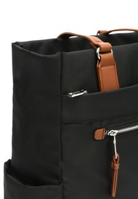 Borsa a spalla nera in tessuto con tasca anteriore con zip, dettagli in pelle marrone e forma rettangolare strutturata.