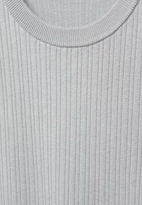 Tessuto a maglia rigata grigio chiaro con un collo rotondo e stretto. La texture è morbida ed elasticizzata, con linee verticali su tutta la superficie.