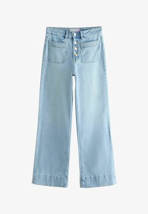 Blugi largi, bleu deschis, cu închidere frontală cu nasturi și două buzunare pătrate cusute pe față, pe fundal alb.