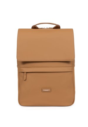 Tan synthetische rugzak met flap sluiting, voorvak en handvat aan de bovenkant. Gladde textuur met minimale hardware en subtiele merkdetails.