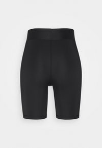 Shorts de sport noirs et extensibles avec une taille haute. Texture lisse, coupe jusqu'aux genoux, présentant une couleur unie simple sans motifs.