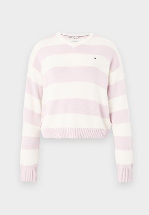 Heklet genser med v-hals i striper av lys rosa og hvitt, med ribbestrikkede mansjetter og kant, og en liten logodetalj på brystet.