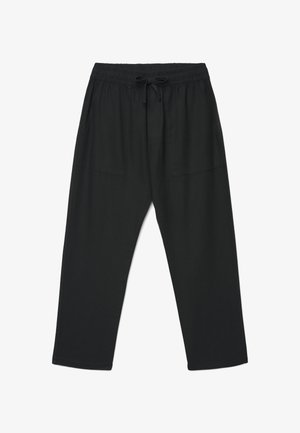 Pantaloni neri a taglio ampio con cintura elastica e coulisse, dotati di due tasche applicate grandi frontali.