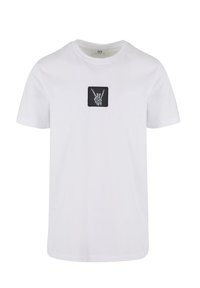 Fehér pamut póló, fekete négyzetalakú folttal, amelyen egy koponyás kéz látható, ami a "rock on" gesztust mutatja. Rövid ujjú, kerek nyakú.