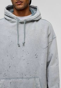 Lichtgrijze hoodie van een katoenmix met een kangoeroezak, voorzien van een gemêleerd ontwerp in het zwart en een capuchon met trekkoord.