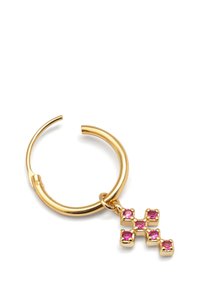Orecchino a cerchio dorato con charm a croce, caratterizzato da cinque gemme rosa incastonate. Finitura in metallo liscia, forma circolare e design della chiusura sicuro.