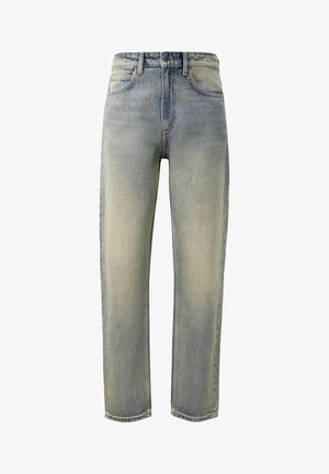 Světle modré vybledlé džíny rovného střihu s předními kapsami, poutky na opasek a zapínáním na knoflík, vystavené na bílém pozadí.