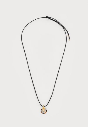 Collana in corda nera con un pendente circolare decorato con accenti dorati e marroni, comprese anelli sovrapposti e un connettore ad anello dorato.